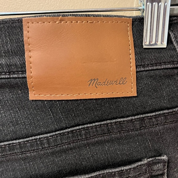 Madewell Vintage Black 9" Raw Edge Denim Shorts in Everton Wash (W 34) - Picture 7 of 12